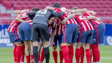 Los jugadores del Atlético, antes del inicio del partido contra el Huesca.