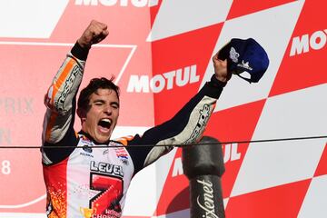 El piloto español, Marc Márquez celebrando en el podio de Motegui la consecución de su séptimo mundial en motociclismo. El conseguido es Motegui es su quinto en MotoGP, además de los conseguidos en Moto2 y 125cc. 


