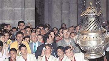 <b>"¡PÁRALO, IKER!"</b>. Un niño le gritó al portero que detuviese el botafumeiro cuando pasó junto a él.