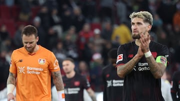 Bayer Leverkusen's German midfielder #08 Robert Andrich (R) claps hands as Bayer Leverkusen's Dutch goalkeeper #01 Mark Flekken reacts after the end of the German first division Bundesliga football match between FC Augsburg and Bayer Leverkusen in Augsburg, southern Germany, on December 6, 2025. (Photo by Karl-Josef HILDENBRAND / AFP) / DFL REGULATIONS PROHIBIT ANY USE OF PHOTOGRAPHS AS IMAGE SEQUENCES AND/OR QUASI-VIDEO
