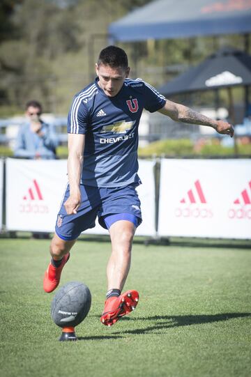 Jugadores de el equipo de rugby neozelandés All Blacks participan en una actividad extraeportiva con los jugadores de el equipo Universidad de Chile en el CDA.