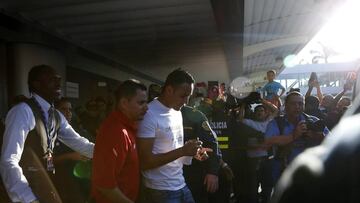 21/03/16 SELECCION COSTA RICA VIAJE LLEGADA DE KEYLOR NAVAS AEROPUERTO SEGUIDORES NIÑO
El portero de la selección nacional, Keylor Navas; así como los jugadores Oscar Duarte y Cristian Gamboa llegaron este lunes al país para unirse a los entrenamientos de la tricolor con miras al partido eliminatorio frente a Jamaica del próximo viernes 25. En la foto, el niño Deikel Martínez, vecino de Alajuela, corrió para abrazar al portero tico.
FOTO:Mayela.López.La Nación.