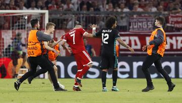 Hubo invasi&oacute;n de campo en el partido entre el Bayern y el Madrid. 