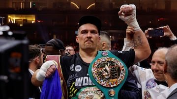 Oleksandr Usyk tras ganar el indiscutido de los pesos pesados.