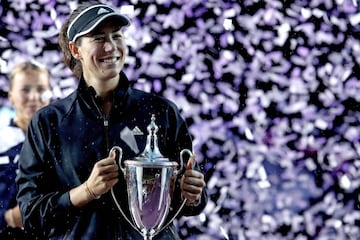 Garbñe Muguruza sosteniendo el trofeo de las WTA Finals.