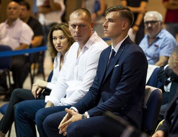 The young Ukrainian goalkeeper was presented at the Santiago Bernabéu by Florentino Pérez and accompanied by his family.