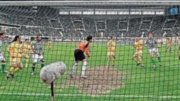 <b>LAS DEFENSAS, MAL. </b>Esta es la jugada que dio origen al tercer gol bético, que marcó Juanito a los 92 minutos. Error defensivo gordo.