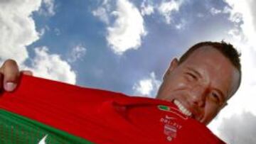 <b>CON RABIA. </b>Luis Fabiano tiene hambre de gol y lo refleja en la imagen, en la que no tiene problemas para 'devorar' la camiseta del rival.