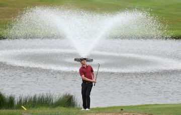 El sudafricano Justin Harding pasa al green 18 en la tercera ronda del Cazoo Open, que se celebra en Newport (Gales). El torneo del European Tour, que tiene a Gareth Bale como anfitrión, cuenta con la presencia de los españoles Adrián Otaegui, Nacho Elvira, Álvaro Quirós, Alejandro Cañizares, Carlos Pigem y Gonzalo Fernández Castaño.