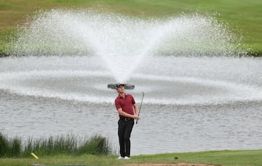 El sudafricano Justin Harding pasa al green 18 en la tercera ronda del Cazoo Open, que se celebra en Newport (Gales). El torneo del European Tour, que tiene a Gareth Bale como anfitrión, cuenta con la presencia de los españoles Adrián Otaegui, Nacho Elvira, Álvaro Quirós, Alejandro Cañizares, Carlos Pigem y Gonzalo Fernández Castaño.