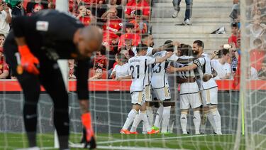 MALLORCA, 13/04/2024. Los jugadores del Real Madrid celebran el primer gol del equipo madridista durante el encuentro correspondiente a la jornada 31 de primera división que disputan Mallorca y Real Madrid hoy sábado en el estadio de Son Moix, en la capital balear. EFE/Miquel A. Borrás.