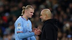 Erling Haaland y Pep Guardiola, jugador y entrenador del Manchester City, se saludan durante la sustitución del noruego.