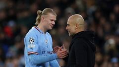 Erling Haaland y Pep Guardiola, jugador y entrenador del Manchester City, se saludan durante la sustitución del noruego.