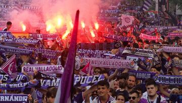La plantilla del Valladolid, junto a su presidente Ronaldo y su entrenador Pacheta, recorrieron la ciudad para celebrar con sus seguidores el ascenso a Primera División.