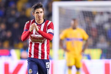 Isaac Brizuela en un partido con las Chivas.