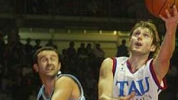 <b>IMPARABLE. </B>Apoyado en un colosal Macijauskas, el Tau se mantiene invicto en el arranque de la Liga ACB.
