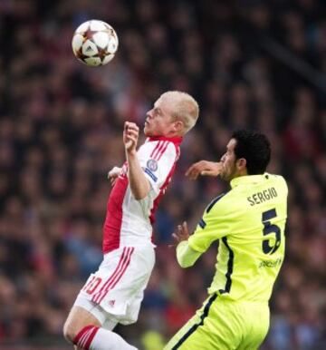  El centrocampista del FC Barcelona Sergio Busquets (d) pelea por el balón con Davy Klaasen, del Ajax de Ámsterdam, durante el partido del grupo F de la Liga de Campeones