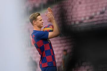 El jugador holandés Frenkie de Jong ha pisado por primera vez el Camp Nou con la camiseta del Fútbol Club Barcelona ante un gran número de barcelonistas.