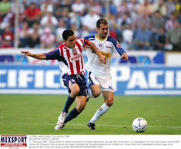 Action photo of Josep Guardiola of Dorados fighting for the ball with Omar Bravo of Guadalajara, during week 5 game of the 2006 Torneo de Clausura./Foto de accion de Josep Guardiola de Dorados peleando por el balon con Omar Bravo de Guadalajara durante juego de la semana 5 del Torneo de Clausura 2006. MEXSPORT/OMAR MARTINEZ