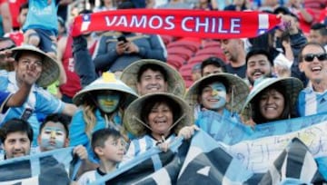 SLC108. SANTA CLARA (EEUU), 06/06/2016.- Fanáticos de Argentina animan a su equipo antes de enfrentar a Chile hoy, lunes 6 de junio de 2016, en un partido de la Copa América Centenario en Santa Clara (EE.UU.). EFE/Juan Carlos Cárdenas