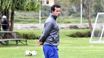 El hijo del Ojitos nunca ha entrenado a un club de México y toda su carrera se ha dividido entre los países de Costa Rica, Guatemala y Perú. 