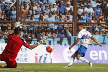 El '18' de la UC y una de sus definiciones características: picar el balón por sobre el arquero.