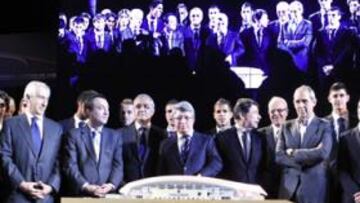 <b>LA FOTO DE FAMILIA. </b>Después del acto, la primera plantilla y Manzano posaron ante la maqueta del nuevo estadio junto a Juan Gervás, presidente de Mahou, Cobo, Cerezo, González y los arquitectos Ortiz y Cruz.