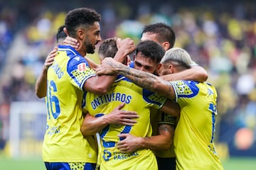 El equipo arropó a Ontiveros tras su primer gol en la tarde de hoy.