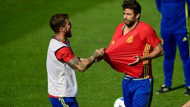 Iniesta and Ramos, captains of the cordial Clásico