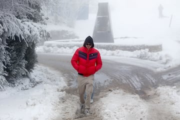 Una persona pasea por la nieve en Pedrafita do Cebreiro, Lugo, Galicia (España).