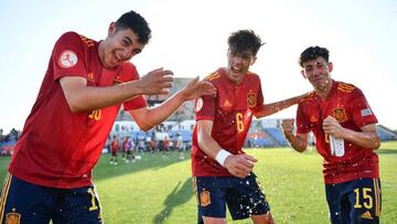 Antonio, Gerard y Dani Rodr&iacute;guez, tras ganar a B&eacute;lgica en el Europeo Sub-17.