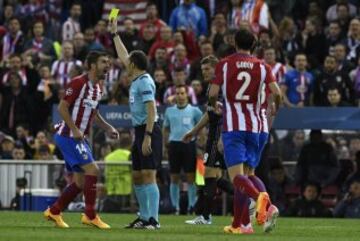 El ¨¢rbitro C¨¹neyt Cakir ense?¨® la cartulina amarilla a Gabi.