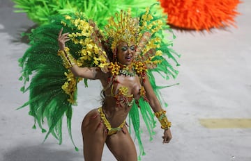 Estos días la ciudad brasileña se viste de gala para disfrutar del Carnaval 2023. Bailes, desfiles, samba... llenan de color la ciudad ciudad costera de Brasil, famosa por sus playas de Copacabana e Ipanema, la estatua del Cristo Redentor sobre el cerro del Corcovado y el morro Pan de Azúcar.