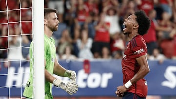 PAMPLONA, 19/08/2023.- El defensa colombiano de Osasuna Johan Mojica (d) se lamenta por una ocasión perdida durante el partido de la segunda jornada de LaLiga que Atlético Osasuna y Athletic de Bilbao disputan este sábado en el estadio de El Sadar, en Pamplona. EFE/Jesús Diges
