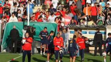 <b>HASTA LA BANDERA. </b>Las gradas del Helmántico se llenaron para aclamar a los jugadores.