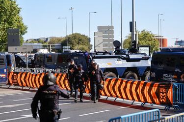 Agentes de la Policía Nacional junto a la Plaza del Emperador Carlos V de Madrid, vigilan el recorrido de la última etapa de la Vuelta.
