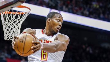 ELX14. Atlanta (United States), 31/12/2016.- Atlanta Hawks center Dwight Howard (L) takes a rebound away from Detroit Pistons center Andre Drummond (R) during the second half of the NBA basketball game between the Detroit Pistons and the Atlanta Hawks at Philips Arena in Atlanta, Georgia, USA, 30 December 2016. (Baloncesto, Estados Unidos) EFE/EPA/ERIK S. LESSER