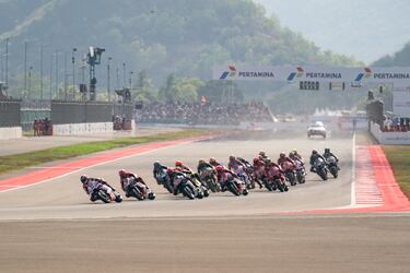 Jorge Martín liderando la carrera en la primera tras una espectacular salida en la que remontó desde la sexta hasta la primera plaza.