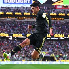 José Mourinho llama a Edson Álvarez