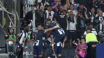 Alianza Lima's Uruguayan midfielder #10 Pablo Ceppelini (unseen) celebrates with teammates after scoring during the Copa Libertadores qualification second round first leg football match between Peru's Alianza Lima and Argentina's Boca Juniors at the Alejandro Villanueva stadium in Lima on February 18, 2025. (Photo by ALDAIR MEJIA / AFP)