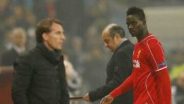 Balotelli, sustituido, mira desafiante a Rodgers en una imagen de archivo.