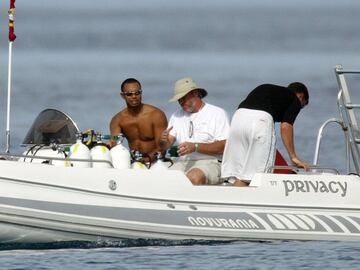 Tiger Woods - pesca submarina. Uno de los atletas más ricos del mundo encontró diversión en esta particular actividad. 