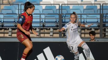 MADRID, 21/09/2025.- La delantera del Real Madrid Athenea del Castillo pelea por el balón con la jugadora del Deportivo Abanca Paula Novo, durante el partido de la jornada 4 de la Liga F, disputado este domingo en el estadio Alfredo di Estéfano en Madrid. EFE/Zipi Aragón