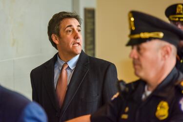 Michael Cohen es un abogado estadounidense, conocido principalmente por haber sido el abogado personal y el hombre de confianza (a menudo descrito como su "fixer" o solucionador de problemas) de Donald Trump entre 2006 y 2018. En 2018, la relación con Trump se rompió tras una investigación federal. Cohen se declaró culpable de varios delitos, incluyendo: violaciones de financiación de campaña, evasión fiscal y fraude bancario y mentir al Congreso