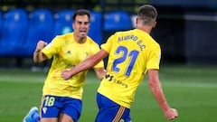 &Aacute;lvaro Gim&eacute;nez y Jurado festejan el gol del C&aacute;diz.