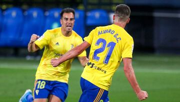 Álvaro Giménez y Jurado festejan el gol del Cádiz.
