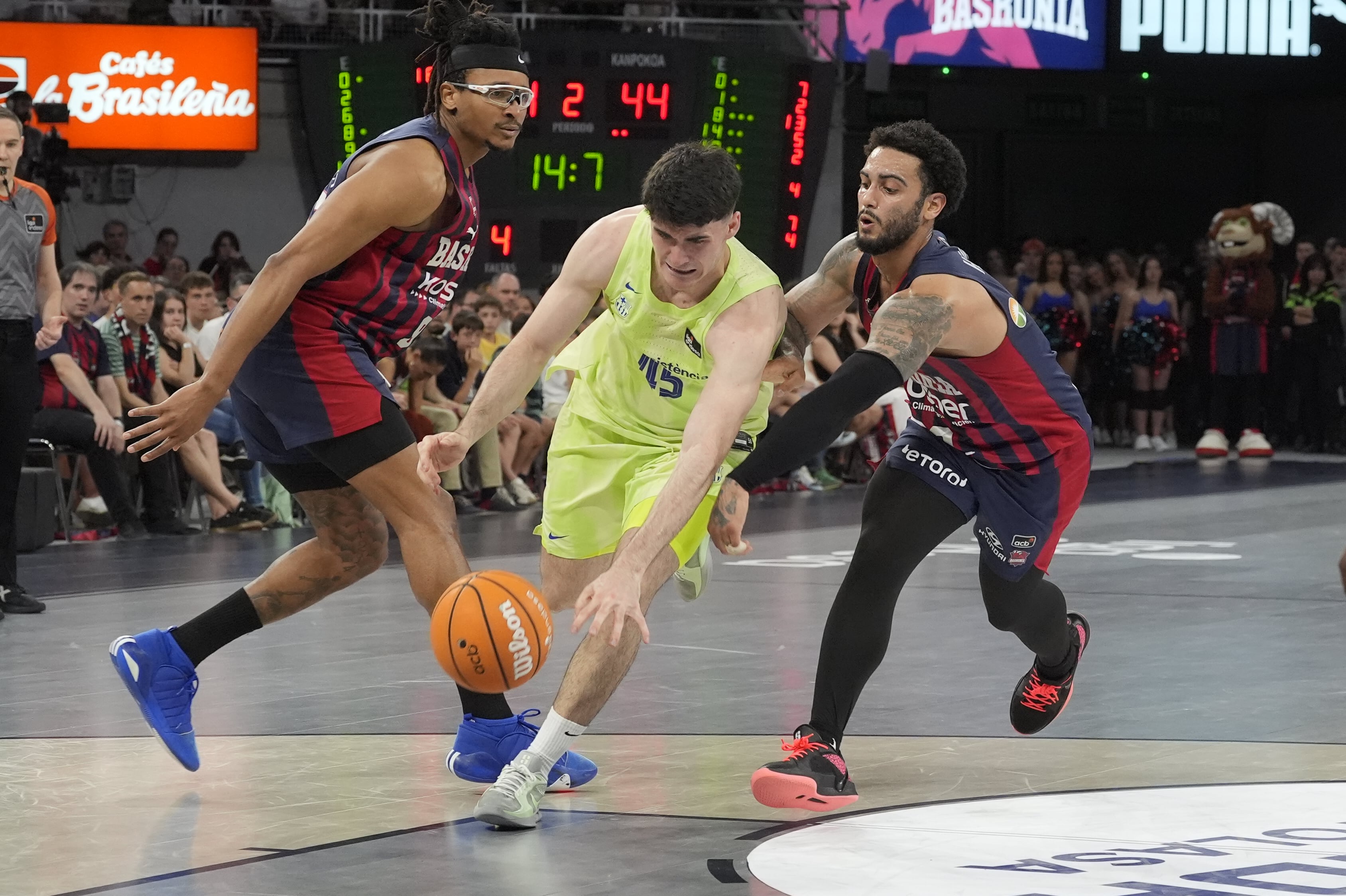 Howard liquida a un Barça muy mermado