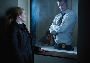 El remake de este fascinante thriller se puede ver en Disney+ y sumerge a los protagonistas en un crimen tan sórdido como inquietante