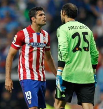 Diego Costa se encara con Diego López.