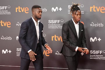 Iñaki Williams y Nico Williams, jugadores del Athletic Club, en el photocall de la inauguración de la 72 Edición del Festival de Cine de San Sebastián.